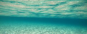 Превью обои море, песок, дно, блики, подводный