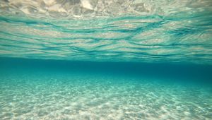 Превью обои море, песок, дно, блики, подводный