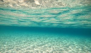 Превью обои море, песок, дно, блики, подводный