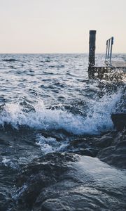 Превью обои море, пирс, брызги