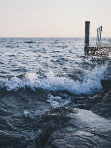 Превью обои море, пирс, брызги
