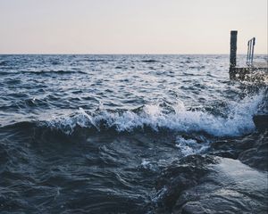 Превью обои море, пирс, брызги