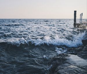 Превью обои море, пирс, брызги