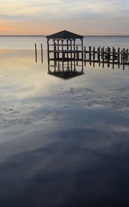 Превью обои море, пирс, сваи, горизонт