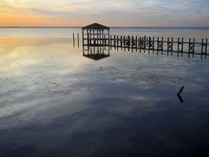 Превью обои море, пирс, сваи, горизонт