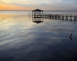 Превью обои море, пирс, сваи, горизонт