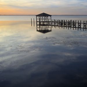 Превью обои море, пирс, сваи, горизонт