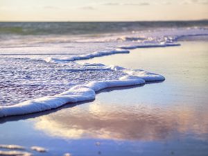 Превью обои море, пляж, морская пена, облака, небо, природа