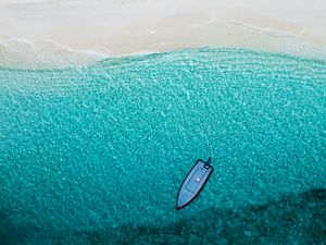 Превью обои море, пляж, вид сверху, лодка, вода