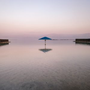 Превью обои море, пляж, зонтик, вода, отражение