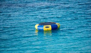 Превью обои море, побережье, пляж, спасательный круг