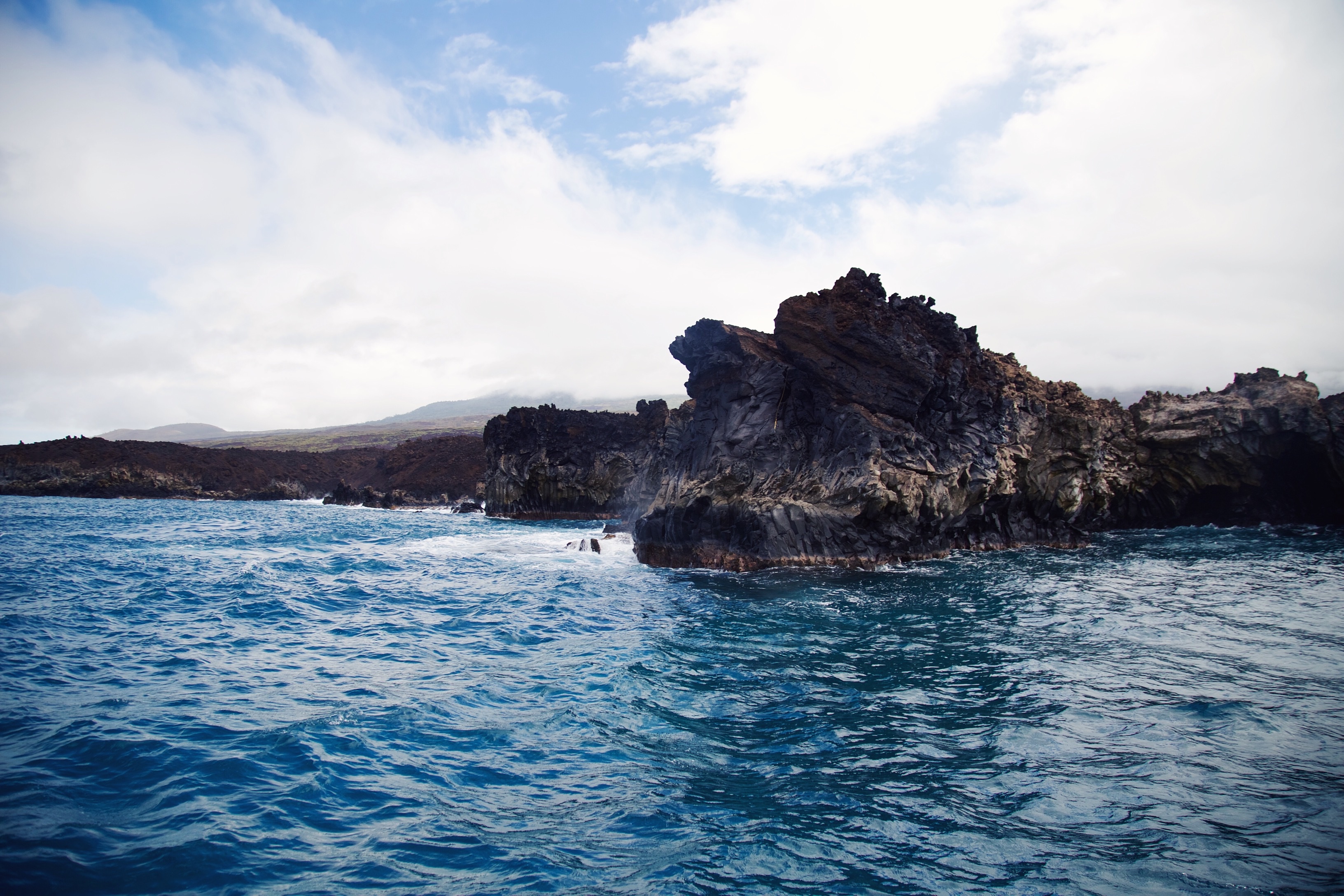 Horizon islands. Берег со стороны моря. Море со скалами. Каменный островок в море. Побережье со стороны моря.