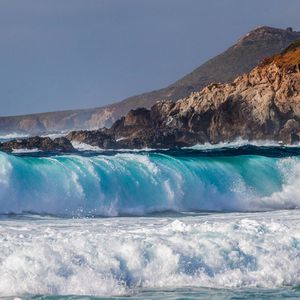 Превью обои море, прибой, брызги, скалы