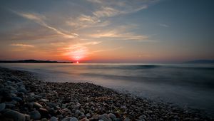 Превью обои море, рассвет, галька, берег, горизонт