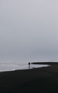 Превью обои море, силуэт, одиночество, одинокий, прибой