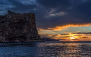 Превью обои море, скала, небо, закат