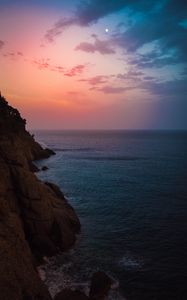 Превью обои море, скала, сумерки, вода, берег, горизонт