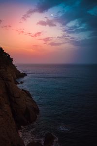 Превью обои море, скала, сумерки, вода, берег, горизонт