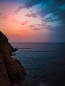 Превью обои море, скала, сумерки, вода, берег, горизонт