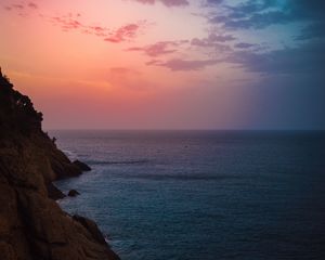 Превью обои море, скала, сумерки, вода, берег, горизонт