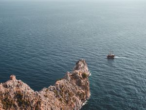 Превью обои море, скала, вид сверху, корабль, вода