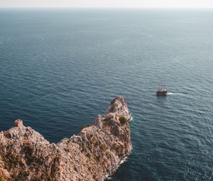 Превью обои море, скала, вид сверху, корабль, вода