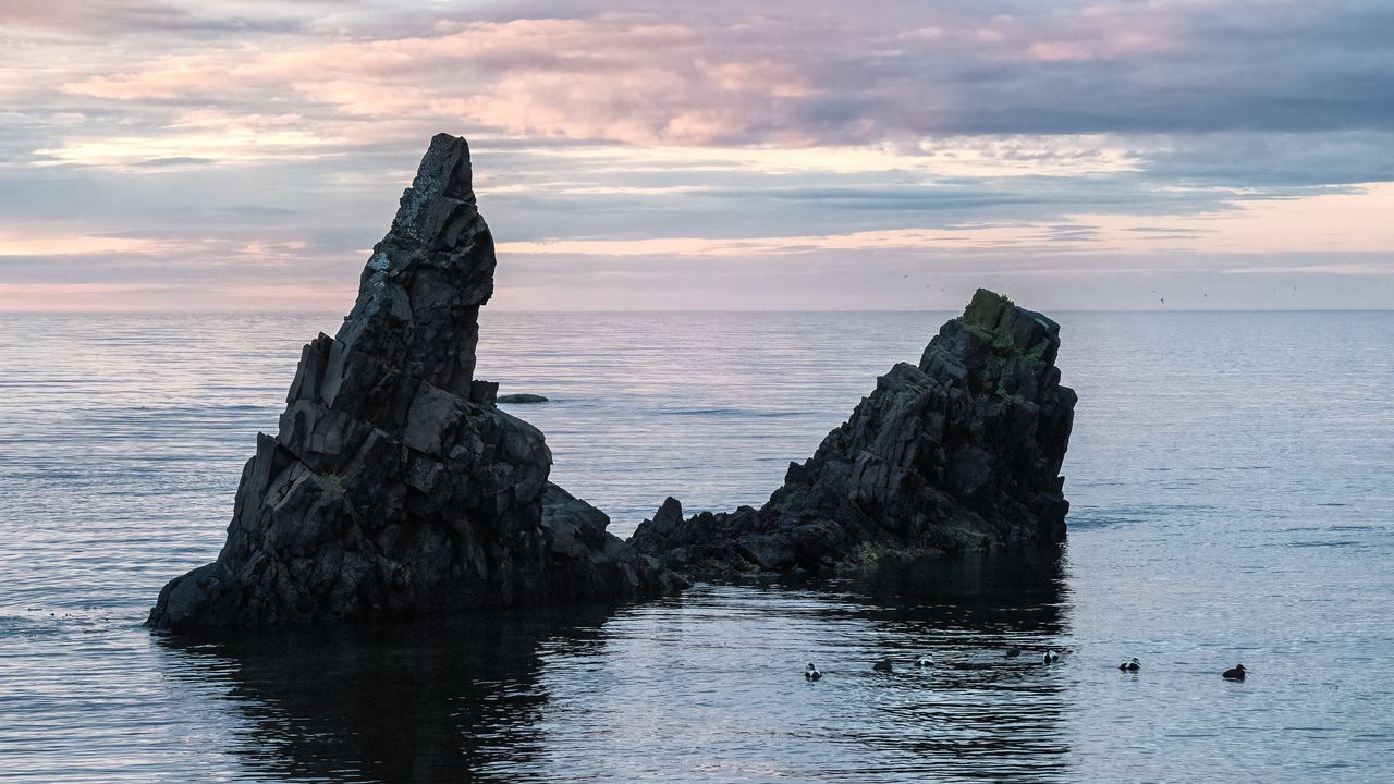 Обои море, скала, вода, сумерки, пейзаж