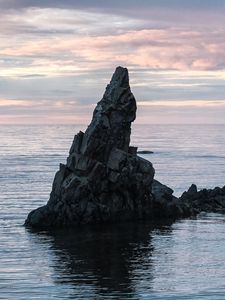 Превью обои море, скала, вода, сумерки, пейзаж