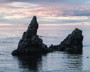 Превью обои море, скала, вода, сумерки, пейзаж