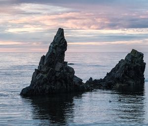 Превью обои море, скала, вода, сумерки, пейзаж