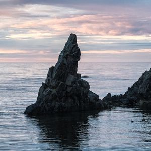 Превью обои море, скала, вода, сумерки, пейзаж