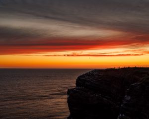 Превью обои море, скала, закат, небо, темный, природа
