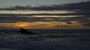 Превью обои море, скала, закат, темный, пейзаж
