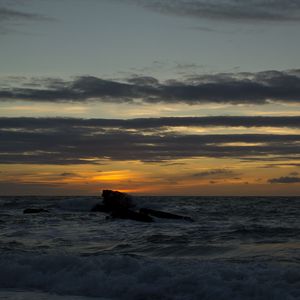 Превью обои море, скала, закат, темный, пейзаж