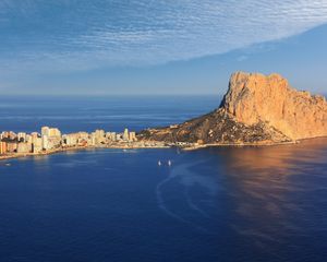 Превью обои море, скала, здания, лодки, парусы