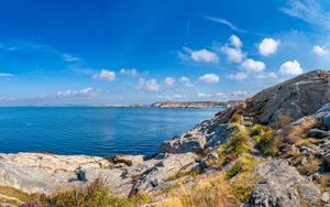 Превью обои море, скалы, берег, пейзаж, вода, горизонт, облака, природа