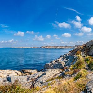 Превью обои море, скалы, берег, пейзаж, вода, горизонт, облака, природа