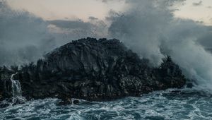 Превью обои море, скалы, брызги, волны, шторм, вода