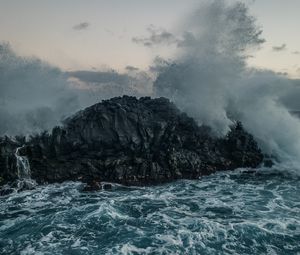 Превью обои море, скалы, брызги, волны, шторм, вода