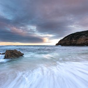 Превью обои море, скалы, камни, горизонт, размытие, небо