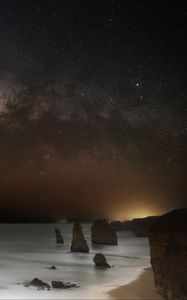 Превью обои море, скалы, звезды, звездное небо, темный