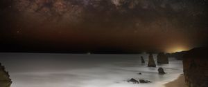 Превью обои море, скалы, звезды, звездное небо, темный