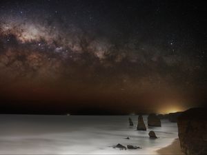 Превью обои море, скалы, звезды, звездное небо, темный