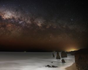 Превью обои море, скалы, звезды, звездное небо, темный