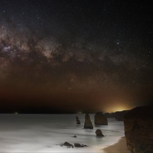 Превью обои море, скалы, звезды, звездное небо, темный