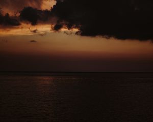 Превью обои море, сумерки, темный, горизонт, облака