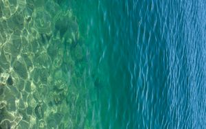 Превью обои море, вода, дно, камни, блики, природа