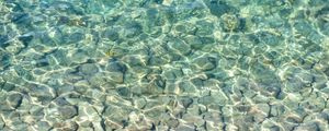 Превью обои море, вода, дно, камни, галька, блики
