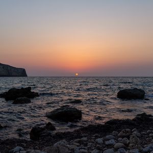 Превью обои море, вода, камни, солнце, закат