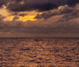 Превью обои море, вода, лодка, облака, небо, сумерки